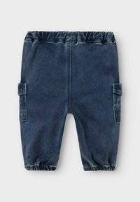 Temne modri denimski cargo hlače z elastičnim pasom, elastičnimi manšetami in stranskimi žepi. Gladka tekstura, klasična zasnova.