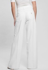 Guess BELLFLOWER WIDE LEG  - Platėjantys džinsai - bianco