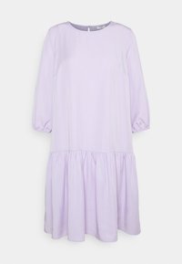 Levandulové šaty s balónovými rukávy, zaobleným výstřihem a sukni v patrech. Vyrobeno z měkké tkaniny s hladkým povrchem. Uzavírání na knoflíky na zadní straně.