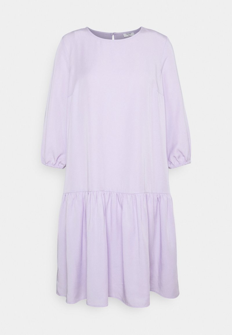 Levandulové šaty s balónovými rukávy, zaobleným výstřihem a sukni v patrech. Vyrobeno z měkké tkaniny s hladkým povrchem. Uzavírání na knoflíky na zadní straně.