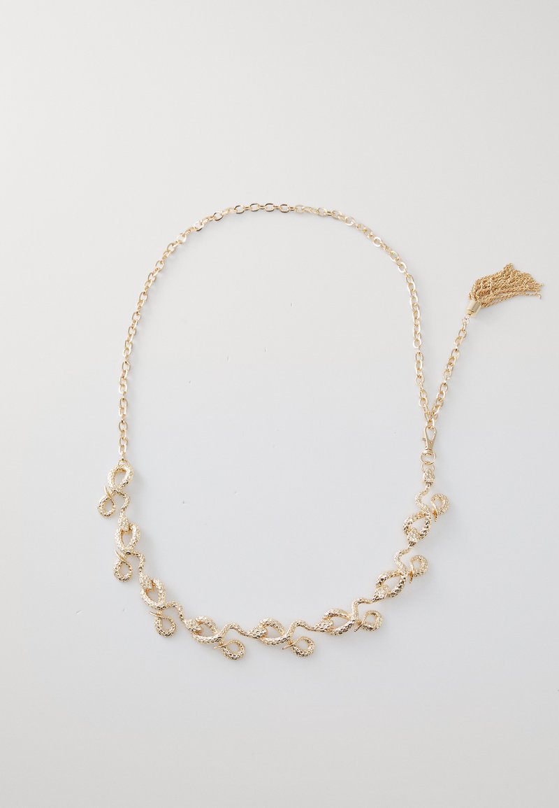 Collier en chaîne en or avec un design de boucles entrelacées et des accents texturés. Comprend une extension de chaîne avec un détail en frange.