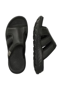 Mustat sandaletit, joissa on avoin hihnan muotoilu, valmistettu teksturoidusta materiaalista, varustettu muotoilluilla pohjilla ja pidon kuvioinnilla lisääntynyttä pitoa varten.