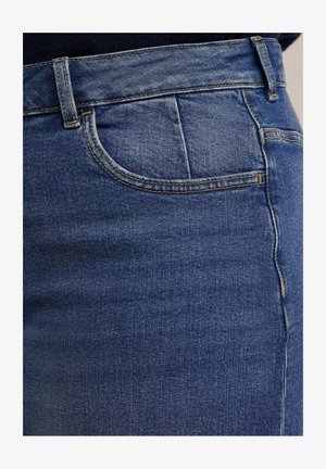 Temno modri kavbojki z klasičnim krojem, petimi žepi in vidnim šivanjem ob šivih. Gladka tekstura z malo raztegljivosti.