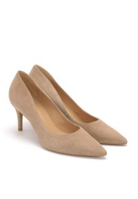 Beżowe zamszowe szpilki w kształcie szpica z cienką szpilką i gładką wyściółką; minimalistyczny design bez widocznych elementów metalowych czy ozdób.