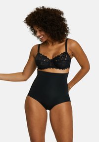 Sostén negro de encaje con bordes festoneados y braguita negra de talle alto. La tela es suave con detalles de encaje floral y tirantes ajustables.