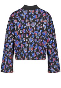 Kurzjacke mit schwarzem Grund, die ein farbenfrohes Blumendesign in Rot, Blau und Grün aufweist. Lange Ärmel und ein geripptes Kragen.
