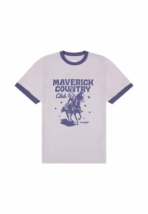 Camiseta de tono lila claro con cuello redondo azul marino que presenta un gráfico de un vaquero a caballo y el texto "Maverick Country Club".