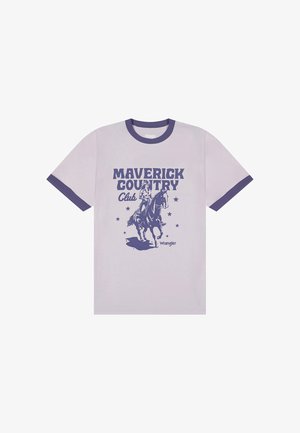 Camiseta de tono lila claro con cuello redondo azul marino que presenta un gráfico de un vaquero a caballo y el texto "Maverick Country Club".