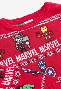 Roter Strickpullover mit Marvel-Charakteren, darunter Iron Man, Hulk und Thor, mit weißen und schwarzen Mustern sowie einem gerippten Halsausschnitt.