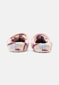 Para pluszowych, ocieplanych kapci typu slip-on z pastelowym, w kratkę wzorem i miękkim, puszystym wnętrzem, widok z tyłu.