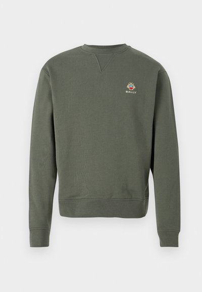 Olive rohelise pika varrukaga crewneck sweatsärk, mille vasakus rindkere osas on väike mitmevärviline Bally logo.