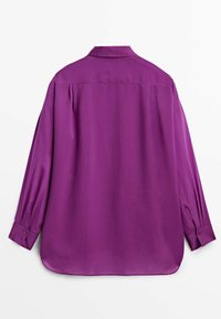 Blouse violette à manches longues avec poignets boutonnés vue de dos sur fond blanc uni.