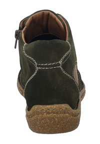 Zielone zamszowe botki za kostkę z brązowym wykończeniem, zamek błyskawiczny, kontrastowe przeszycia oraz teksturowana gumowa podeszwa.