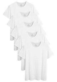Viisi valkoista puuvillasta valmistettua crew neck -t-paitaa pinottuna, lyhyet hihat, sileä rakenne, yksinkertainen muotoilu, brändilaput näkyvissä kauluksessa.