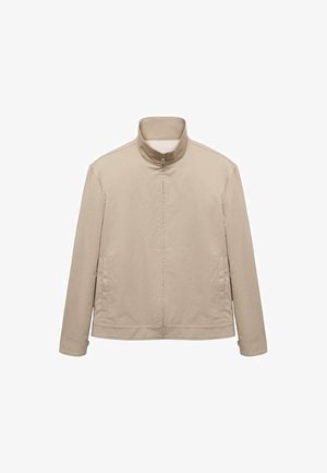 Beige Jacke mit hohem Kragen, Frontreißverschluss und langen Ärmeln. Verfügt über Seitentaschen und eine glatte Stofftextur. Minimalistisches Design.