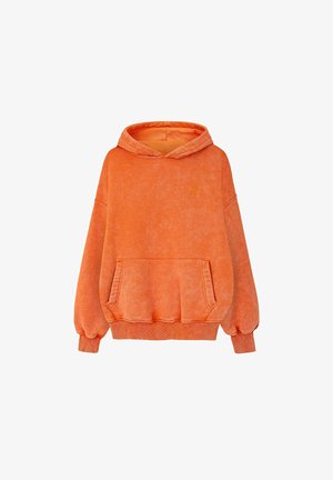 Pomarańczowa bluza z kapturem z dzianiny polarowej, z przednią kieszenią kangur, ściągaczami na mankietach i u dołu oraz małym haftowanym logo na piersi.