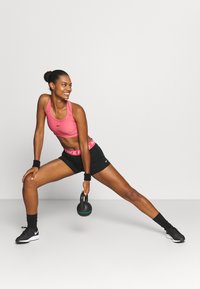 Nike Performance SHORT - Leggings - black/archaeo pink/white