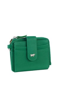 Portefeuille en cuir vert avec fermeture éclair, rabat avant, plusieurs emplacements pour cartes et un petit accent en argent en forme de chien sur le rabat.