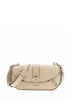 Borsa Guess in pelle beige testurizzata con tracolla regolabile, ciondolo dorato a forma di "G", dettaglio con cerniera e nome del marchio impresso sulla patta frontale.
