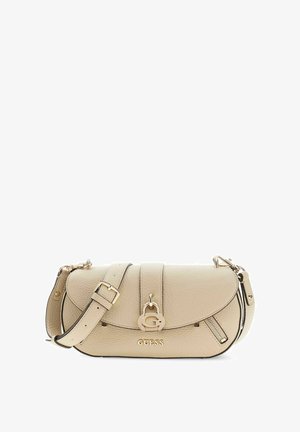 Borsa Guess in pelle beige testurizzata con tracolla regolabile, ciondolo dorato a forma di "G", dettaglio con cerniera e nome del marchio impresso sulla patta frontale.