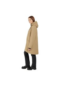Beige wasserdichte Parka mit Kapuze, ausgestattet mit einem Frontreißverschluss, Seitentaschen und schwarzen Akzenten an den Ärmeln, kombiniert mit schwarzen Hosen und Stiefeln.