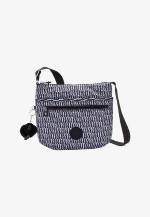 Petit sac bandoulière avec motif ondulé noir et blanc, poche avant zippée, bandoulière noire réglable et porte-clés en peluche noire attaché.