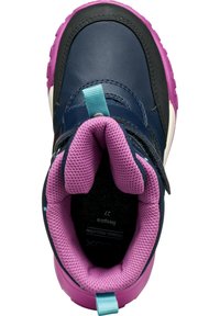 Bota azul marino con suela rosa y negra. Presenta un interior acolchado rosa, acentos turquesa y un upper texturizado. Talla 27.