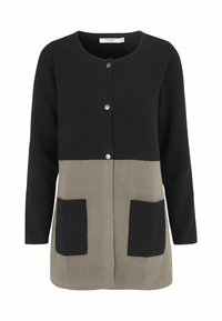 Schwarze und beige gestrickte Strickjacke mit rundem Ausschnitt, vorderer Knopfleiste und zwei schwarzen aufgesetzten Taschen am unteren Ende.