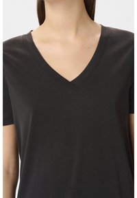 Svart kortärmad t-shirt med v-ringning, tillverkad av ett slätt tyg, med ren sömnad och en avslappnad passform.