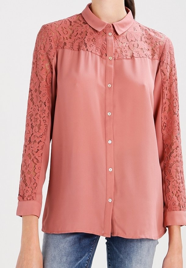 Růžová blůza s krajkovými rukávy a zapínáním na knoflíky. Obsahuje límec, dlouhé rukávy a hladkou texturu.