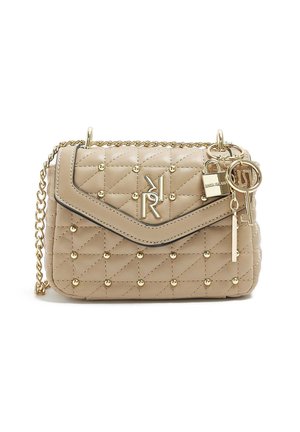 Beige doorgestikte leren handtas met gouden studs, kettingriem, klepafsluiting en goudkleurige decoratieve slot-, sleutel- en logo-bedeltjes.