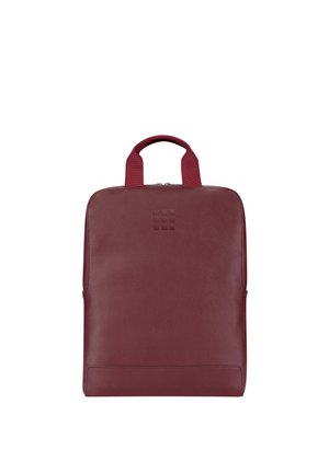 Zaino rettangolare in pelle bordeaux con angoli superiori arrotondati, doppia zip, manici in tessuto e logo a nove quadrati in rilievo al centro frontale.