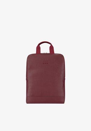 Zaino rettangolare in pelle bordeaux con angoli superiori arrotondati, doppia zip, manici in tessuto e logo a nove quadrati in rilievo al centro frontale.