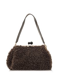 Borsa a tracolla in pelliccia marrone texture con forma arrotondata, dotata di una chiusura in tonalità oro e due accenti a forma di sfera nera sulla parte superiore. Include una tracolla piatta.