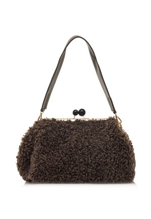 Sac à main en fourrure texturée marron avec une forme arrondie, doté d'un fermoir en ton doré et de deux accents en forme de boule noire sur le dessus. Comprend une bandoulière plate.