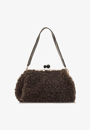 Bolso de mano de piel marrón texturizada con forma redondeada, presenta un cierre en tono dorado y dos adornos de bola negra en la parte superior. Incluye una correa plana para el hombro.