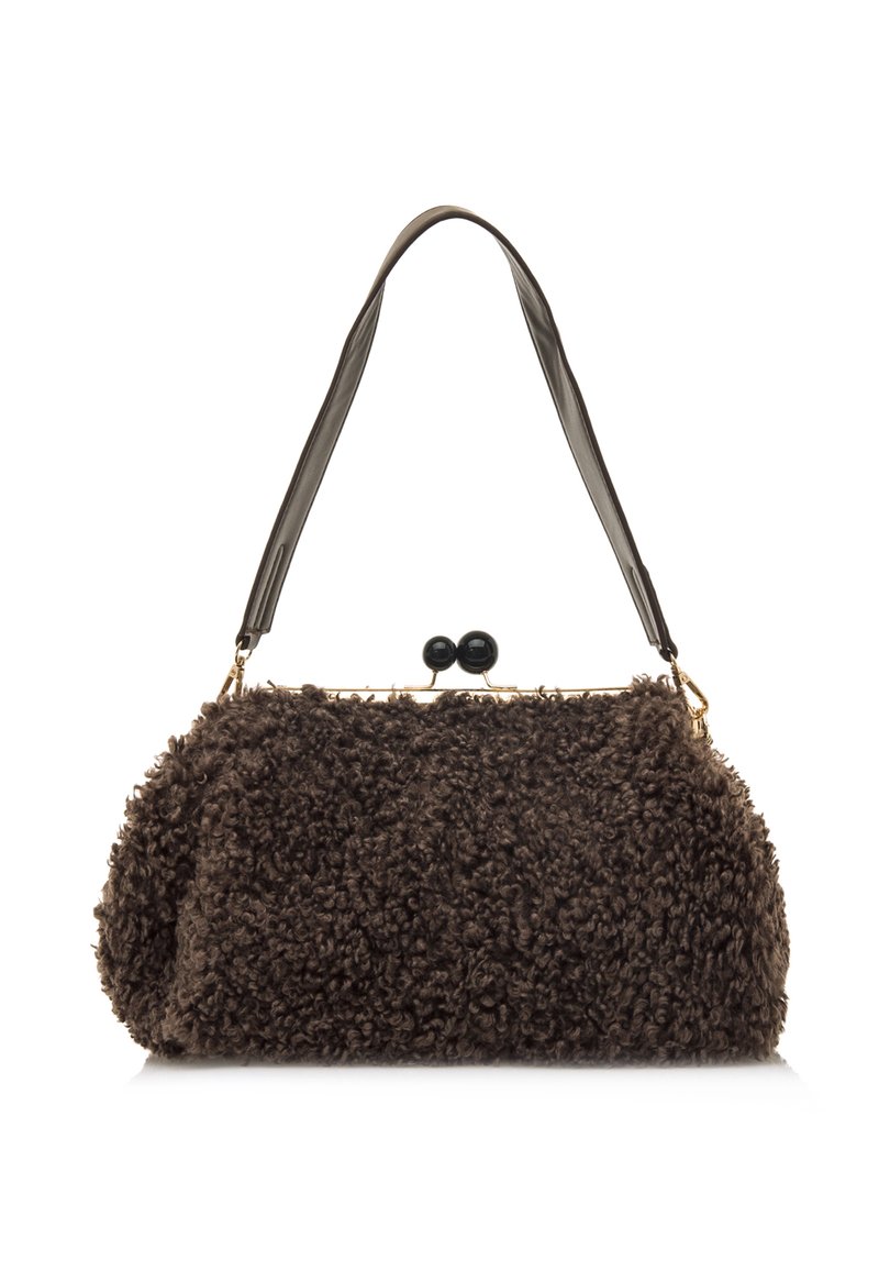 Borsa a tracolla in pelliccia marrone texture con forma arrotondata, dotata di una chiusura in tonalità oro e due accenti a forma di sfera nera sulla parte superiore. Include una tracolla piatta.