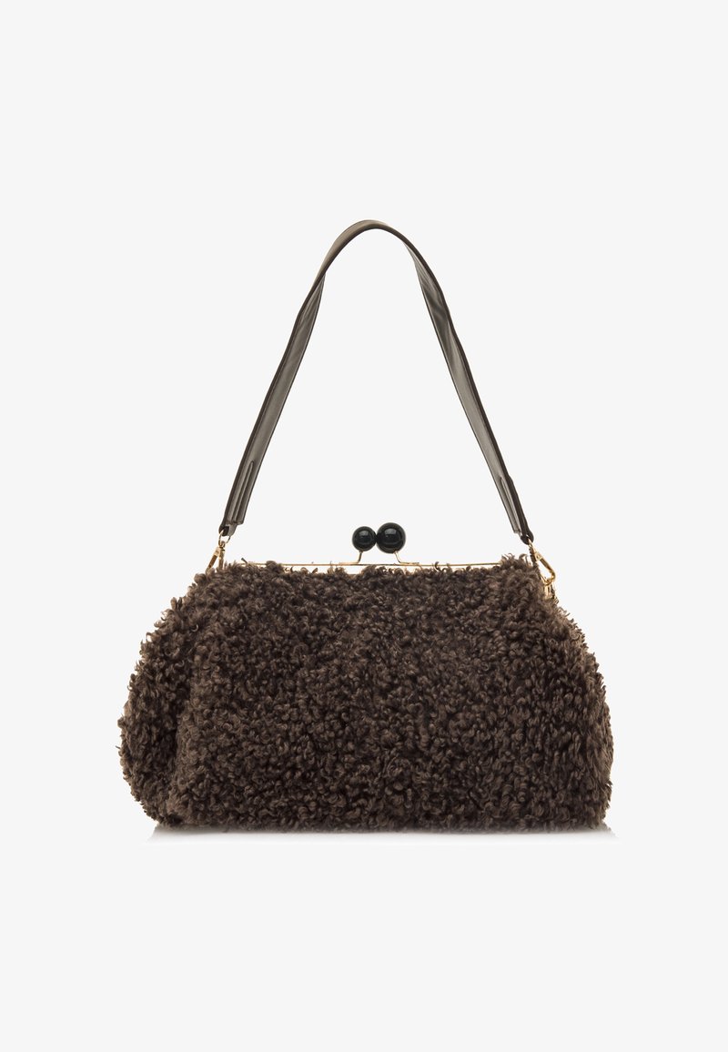 Borsa a tracolla in pelliccia marrone texture con forma arrotondata, dotata di una chiusura in tonalità oro e due accenti a forma di sfera nera sulla parte superiore. Include una tracolla piatta.