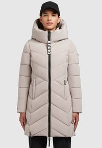 Gevoerde, lichtbeige parka met een capuchon, voorzien van een chevronpatroon, een volledige ritssluiting en een merkdetail op de ritssluiting.