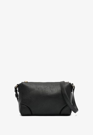 Bolso cruzado negro hecho de cuero sintético texturizado con cierre de cremallera, correa ajustable y acentos en contraste en el lateral.