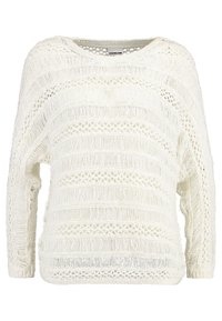 Bílý pletený svetr s otevřeným vzorem, dlouhými rukávy a kulatým výstřihem, vystavený na jednoduchém pozadí.