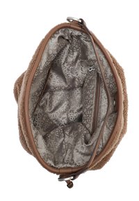 Beżowa torebka o futrzastej fakturze z gładkimi brązowymi skórzanymi wykończeniami. Wnętrze wyściełane jasnobrązowym wzorem logo z jedną kieszenią na zamek.