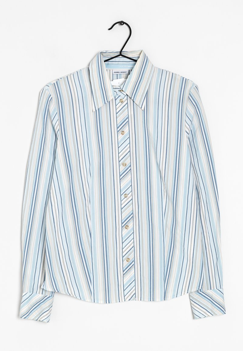 Chemise à rayures avec boutons, manches longues ; rayures verticales bleu clair, crème et bleu plus foncé ; dotée d'un col classique et de boutons dorés.