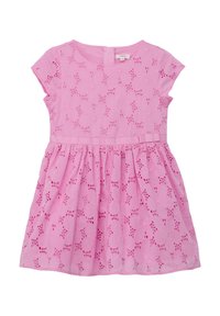 Rosa Baumwollkleid mit einem floralen Lochmuster, kurzen Ärmeln, Rundhalsausschnitt und einem gerafften Rock. Verfügt über einen Rückenschluss und einen passenden Gürtel.