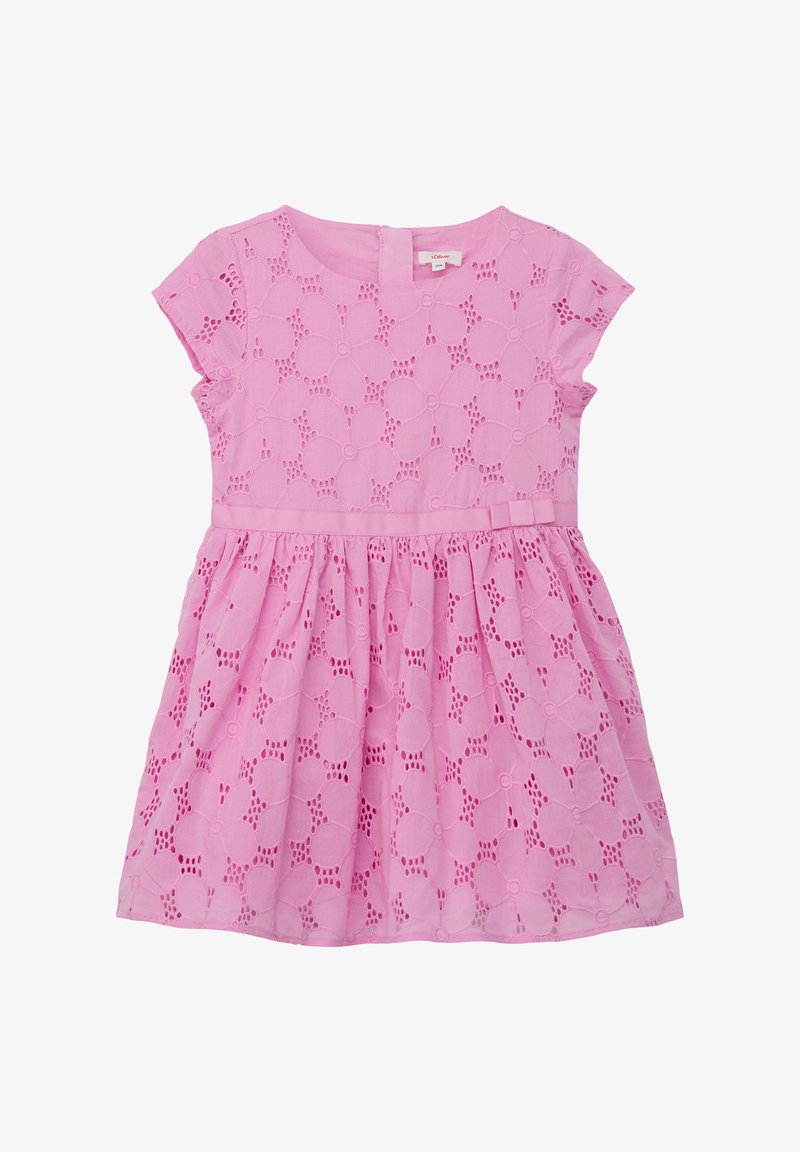 Rosa Baumwollkleid mit einem floralen Lochmuster, kurzen Ärmeln, Rundhalsausschnitt und einem gerafften Rock. Verfügt über einen Rückenschluss und einen passenden Gürtel.