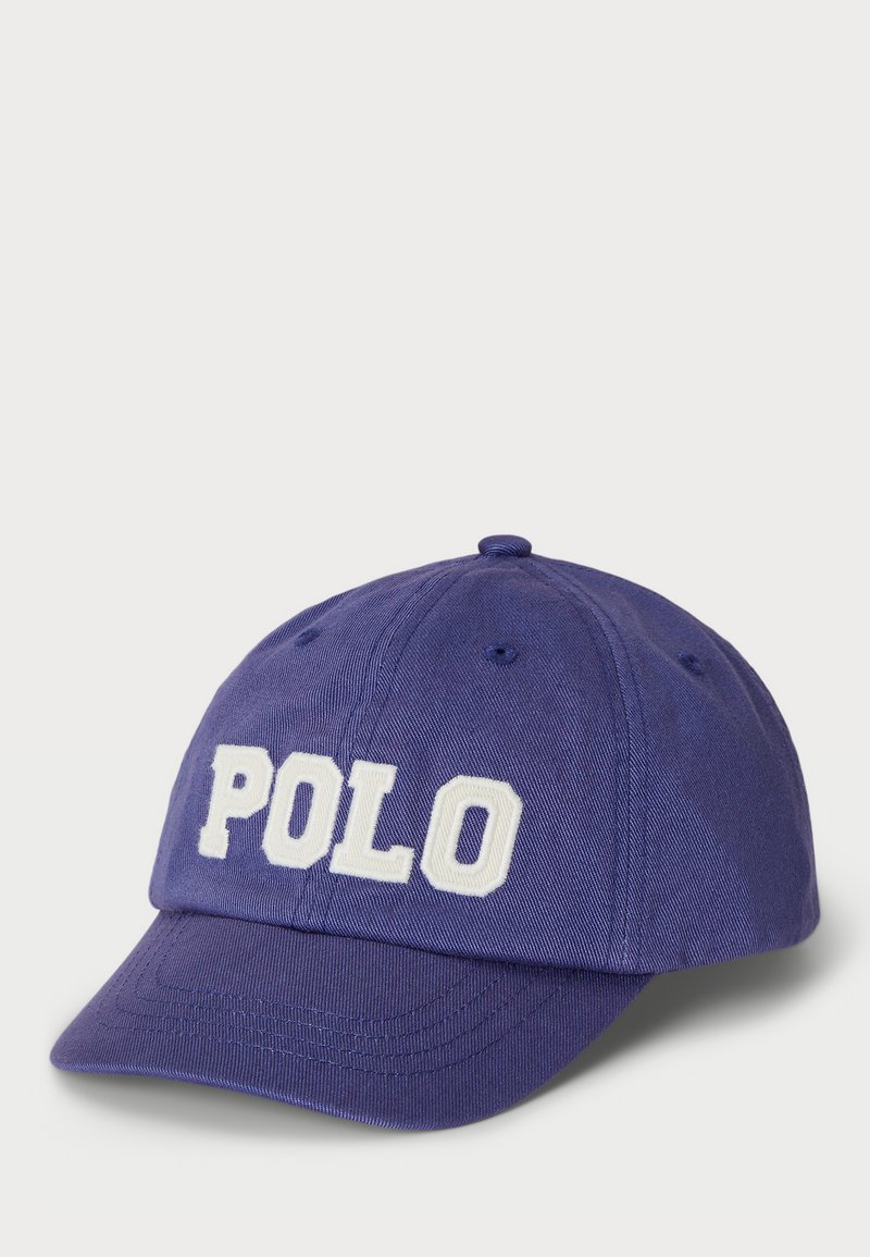 Lila bomullsbasker med broderad "POLO" i vit text på framsidan. Har en böjd skärm och ventilationshål.
