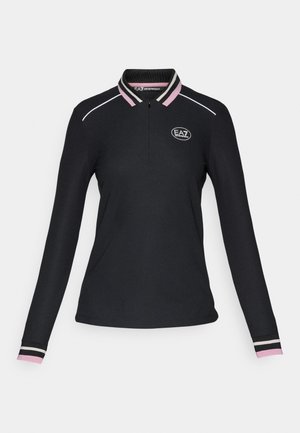 Musta pitkähiha polo paita, jossa on vetoketjukaulus, pinkki ja musta raidallinen hihansuu sekä EAZ-logo rinnassa. Sujuva kangaslaatu.