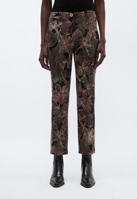 Pantaloni neri con motivo floreale con accenti rosa e dorati. Taglio a gamba dritta, chiusura con bottone e tasche laterali.