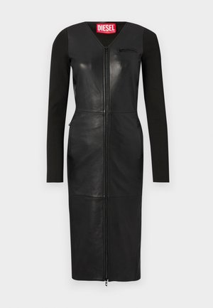 Robe en cuir noir avec de longues manches en tissu noir, fermeture éclair à l'avant, poches latérales et une petite poche zippée sur la poitrine.