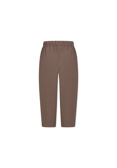 Pantaloni marroni di lunghezza media caratterizzati da una cintura elastica, una superficie liscia e un design semplice senza modelli o hardware visibili.